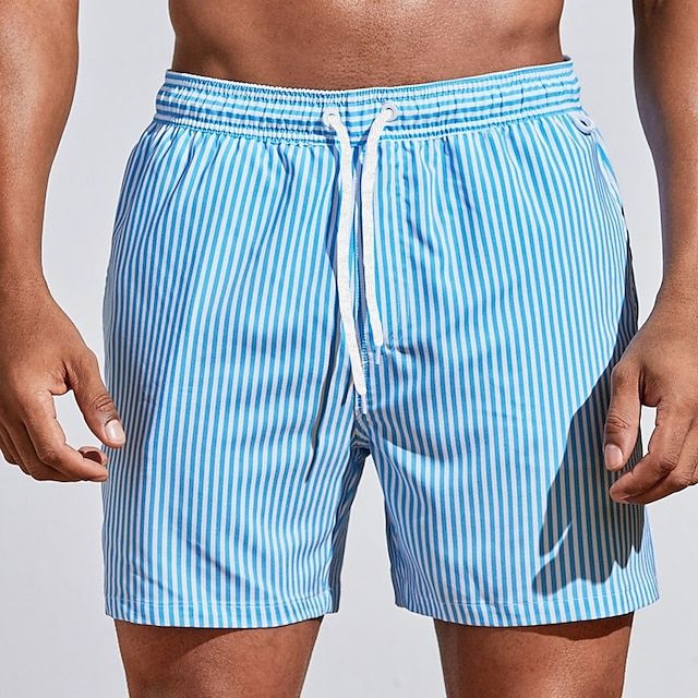 Short de bain homme à rayures bleu et blanc, taille élastique avec cordon de serrage, coupe confortable et style moderne.