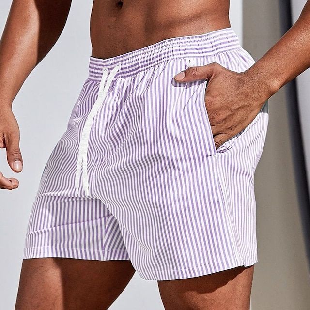 Short de bain homme à fines rayures violet clair et blanc, taille élastique avec cordon de serrage et poche latérale, style estival moderne.