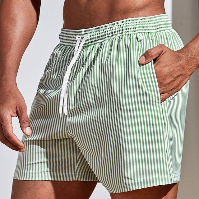 Short de bain homme à fines rayures vert et blanc, taille élastique avec cordon de serrage et poche latérale, style estival moderne.