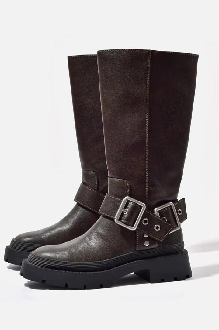 Bottes hautes Romane à boucle pour femme, tige cavalière marron adaptée aux tenues automnales tendance.
