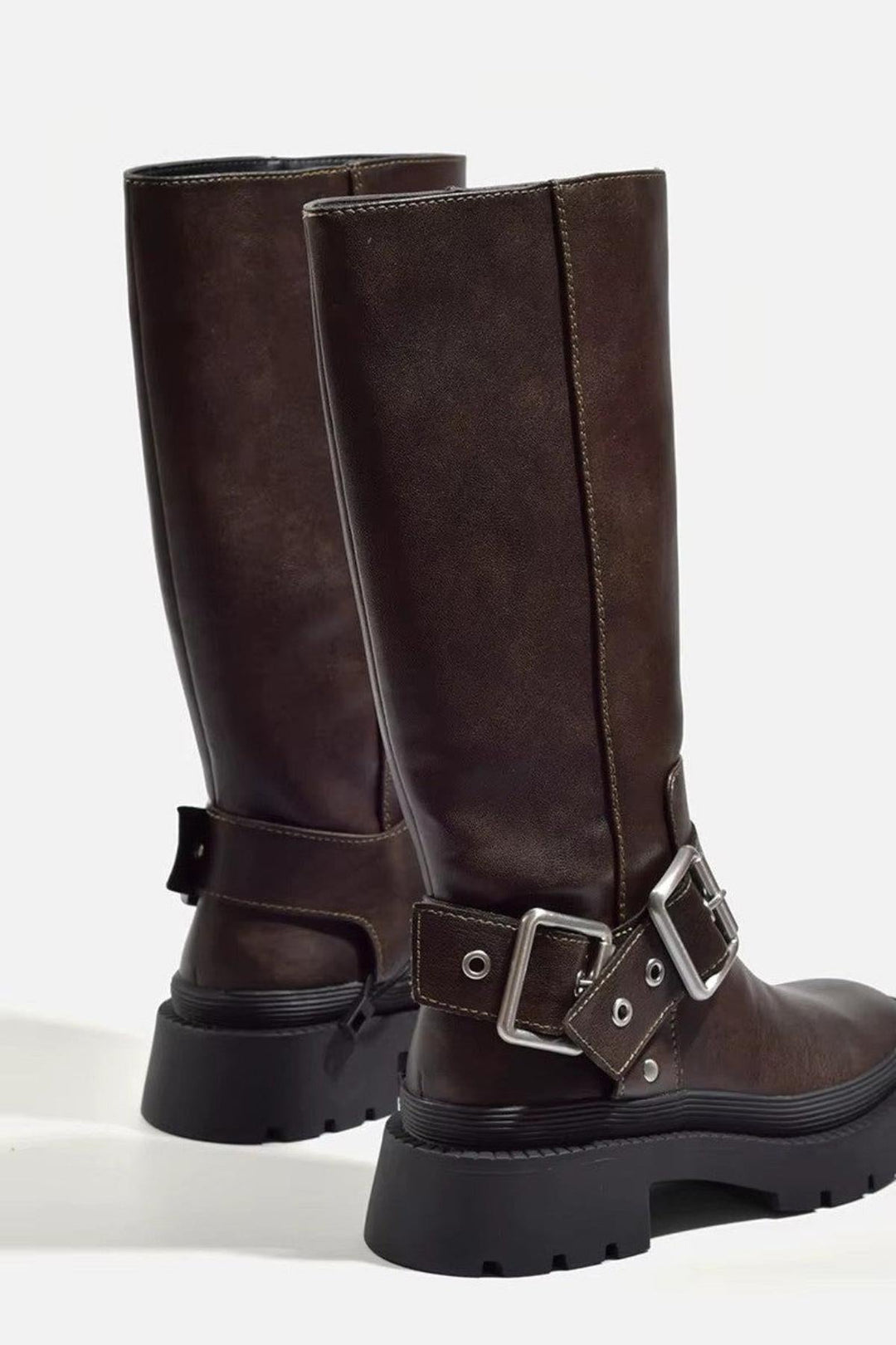 Bottes hautes Romane à boucle pour femme, tige cavalière marron adaptée aux tenues automnales tendance.