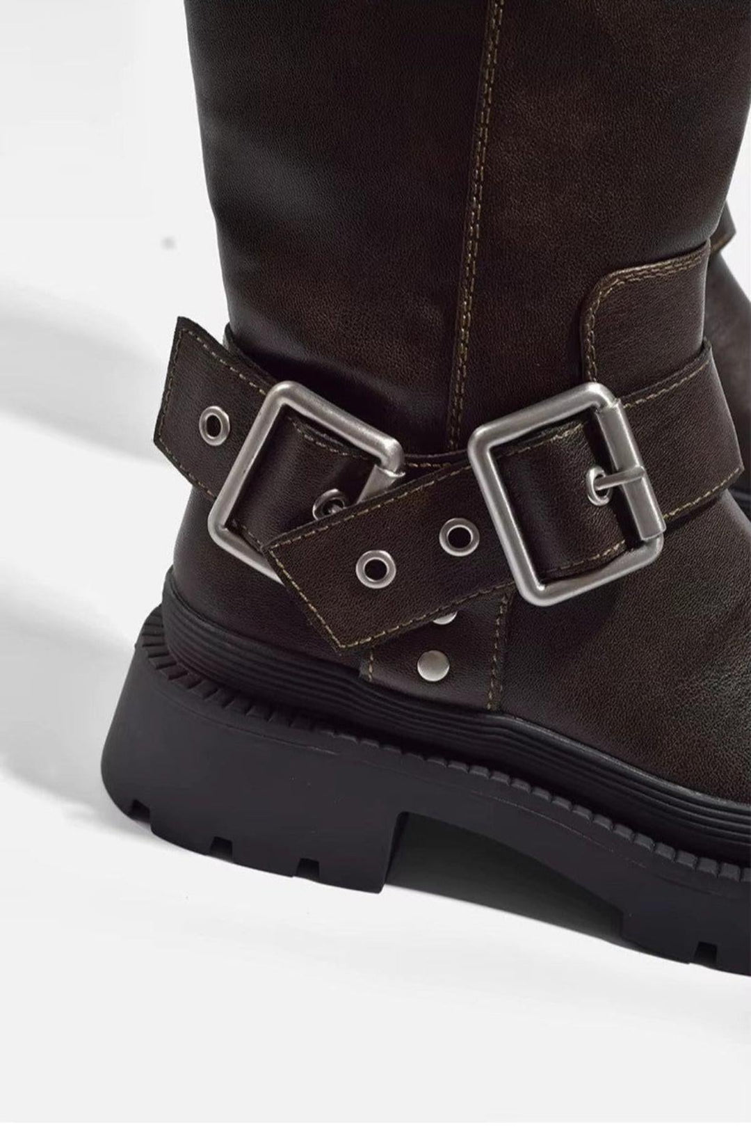 Bottes hautes Romane à boucle pour femme, tige cavalière marron adaptée aux tenues automnales tendance.