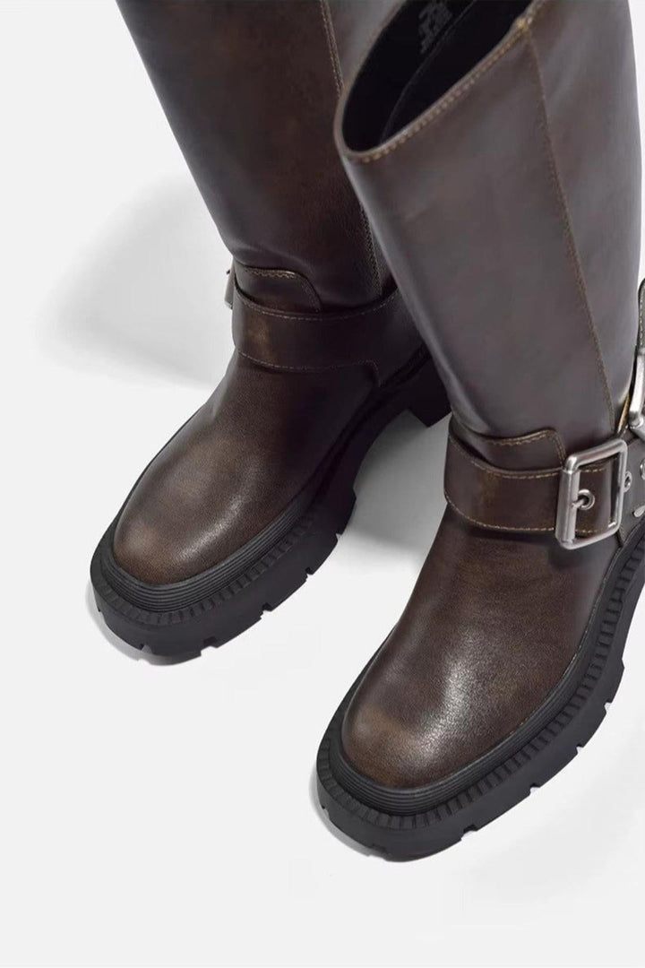 Bottes hautes Romane à boucle pour femme, tige cavalière marron adaptée aux tenues automnales tendance.