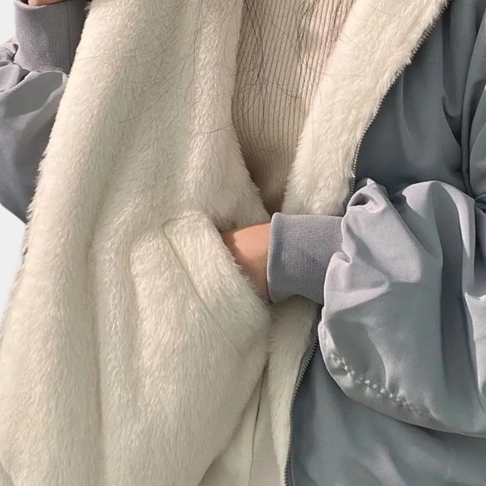Veste Rosalie d'hiver double couche à capuche pour femme, isolation adaptée aux tenues hivernales polyvalentes.