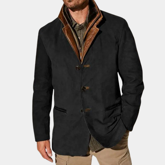 Blazer noir en suède avec col en cuir marron contrastant, coupe élégante à trois boutons et poches passepoilées, pour un style raffiné et moderne.