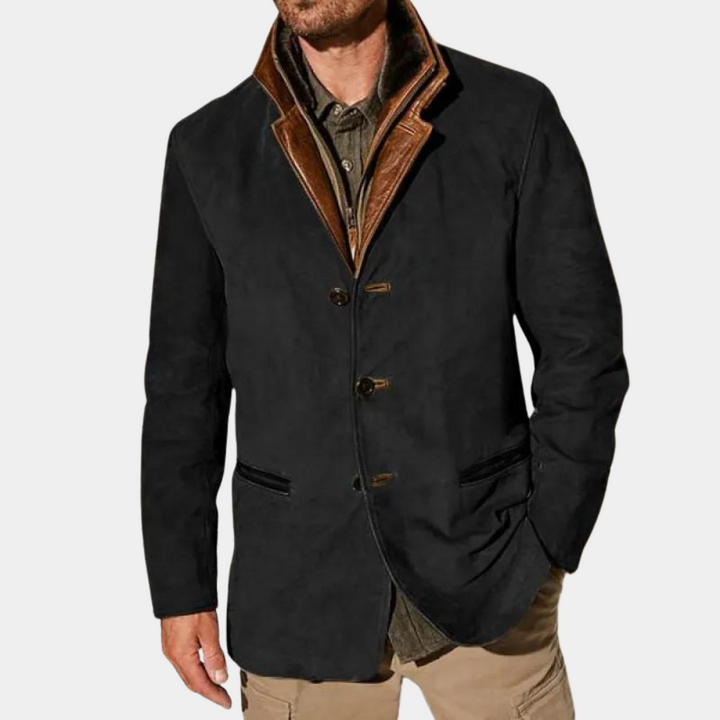 Blazer noir en suède avec col en cuir marron contrastant, coupe élégante à trois boutons et poches passepoilées, pour un style raffiné et moderne.