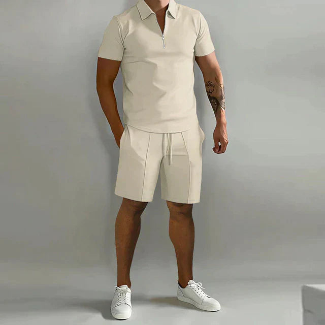 Homme portant l’ensemble Rupert beige avec polo zippé à manches courtes et short assorti, idéal pour un look d’été moderne, élégant et décontracté.