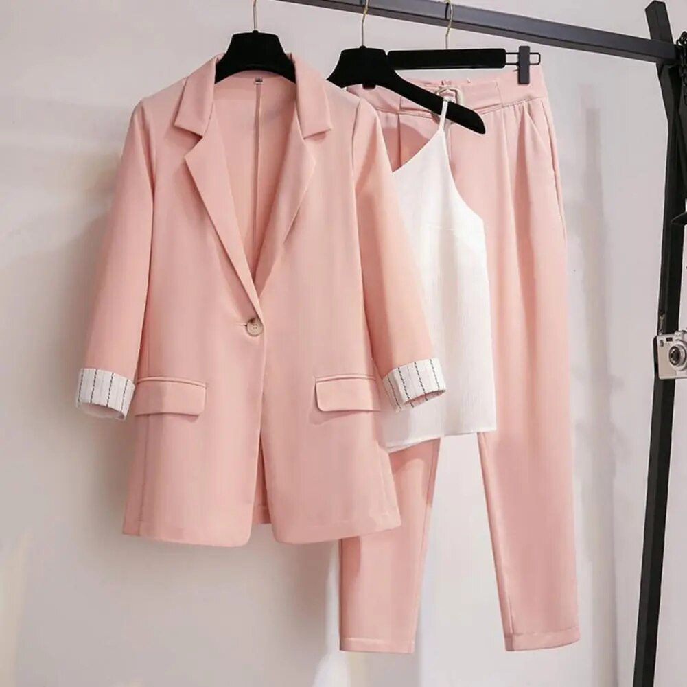 Ensemble blazer trois pièces Chavi pour femme, coupe chic coordonnée adaptée aux tenues professionnelles.