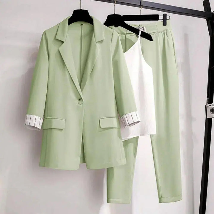 Ensemble blazer trois pièces Chavi pour femme, coupe chic coordonnée adaptée aux tenues professionnelles.