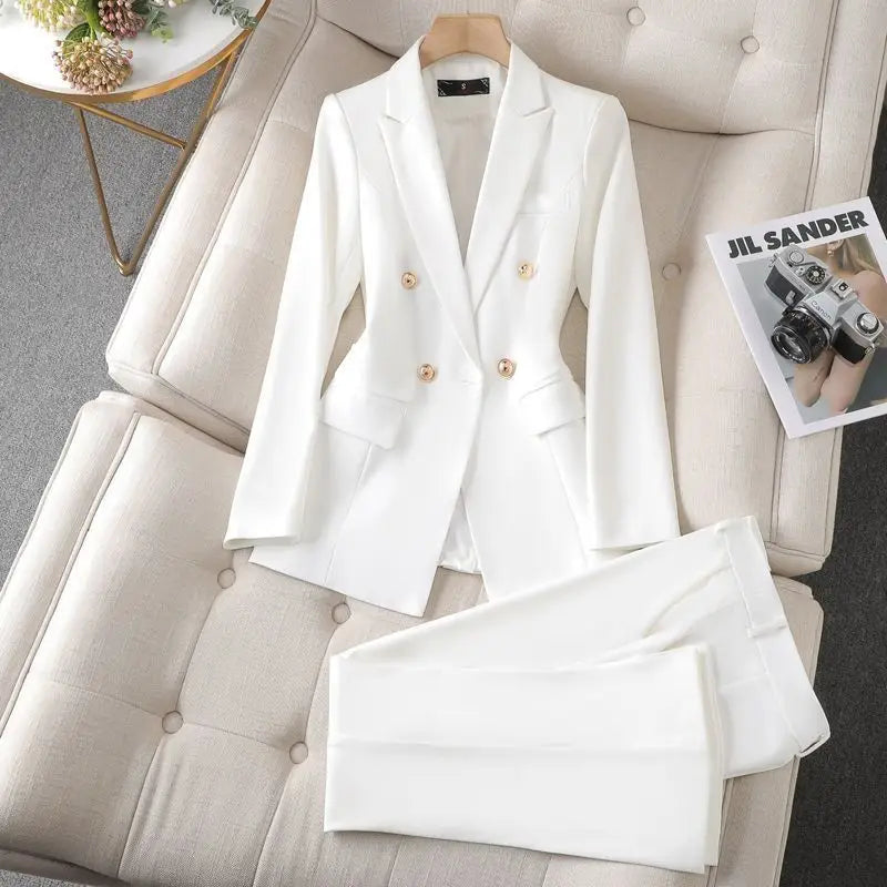 Ensemble Bérilla blazer coordonné pour femme, coupe structurée moderne adaptée aux tenues professionnelles.
