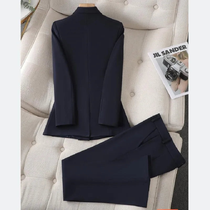 Ensemble Bérilla blazer coordonné pour femme, coupe structurée moderne adaptée aux tenues professionnelles.