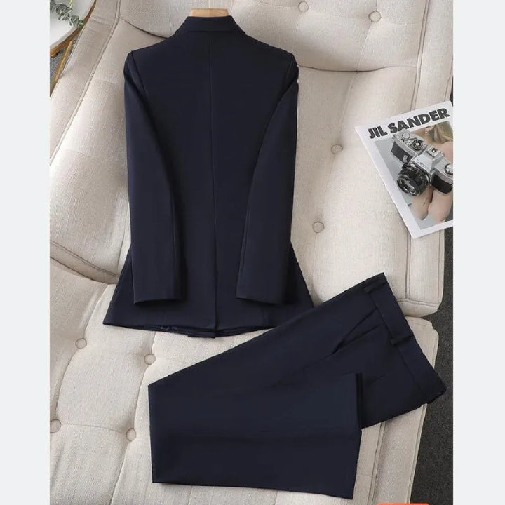 Ensemble Bérilla blazer coordonné pour femme, coupe structurée moderne adaptée aux tenues professionnelles.