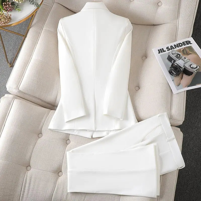 Ensemble Bérilla blazer coordonné pour femme, coupe structurée moderne adaptée aux tenues professionnelles.