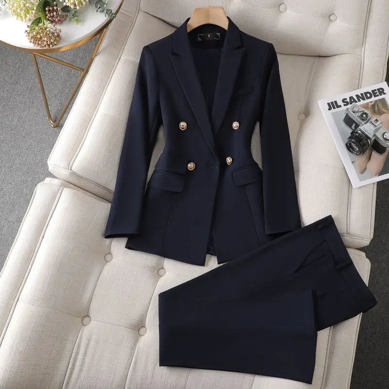 Ensemble Bérilla blazer coordonné pour femme, coupe structurée moderne adaptée aux tenues professionnelles.