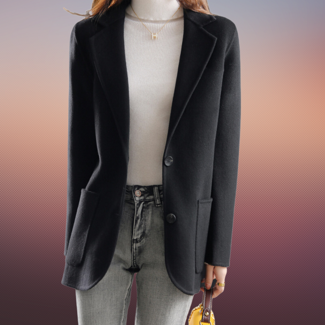 Veste Clarisse chaude et chic pour femme, coupe structurée adaptée aux tenues d'automne-hiver élégantes.