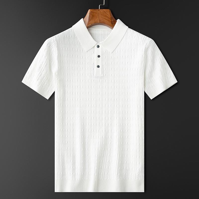 Polo premium pour homme Sabin, blanc élégant à manches courtes, suspendu sur cintre, avec col classique et patte de boutonnage, offrant une texture raffinée et un style moderne et tendance.