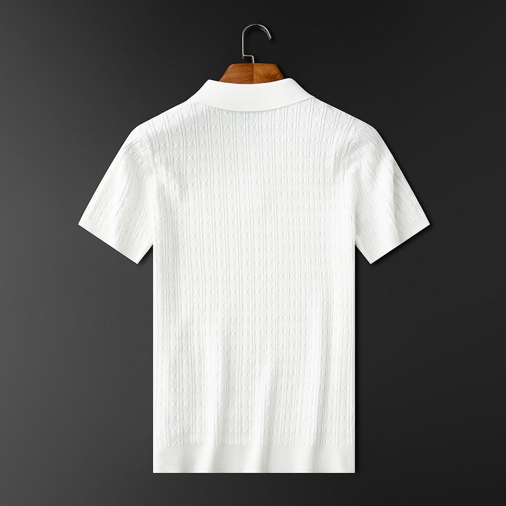 Polo premium pour homme Sabin en blanc, vue arrière sur cintre, avec manches courtes et texture en maille élégante, offrant un style moderne et tendance.