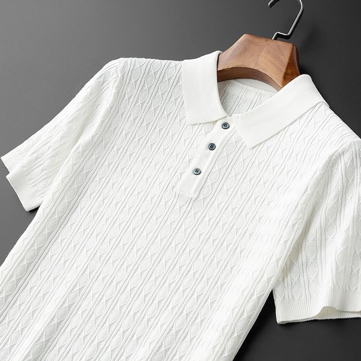 Polo premium pour homme Sabin en blanc élégant, présenté sur cintre, avec col classique, manches courtes et texture en maille raffinée, offrant un style moderne et tendance.