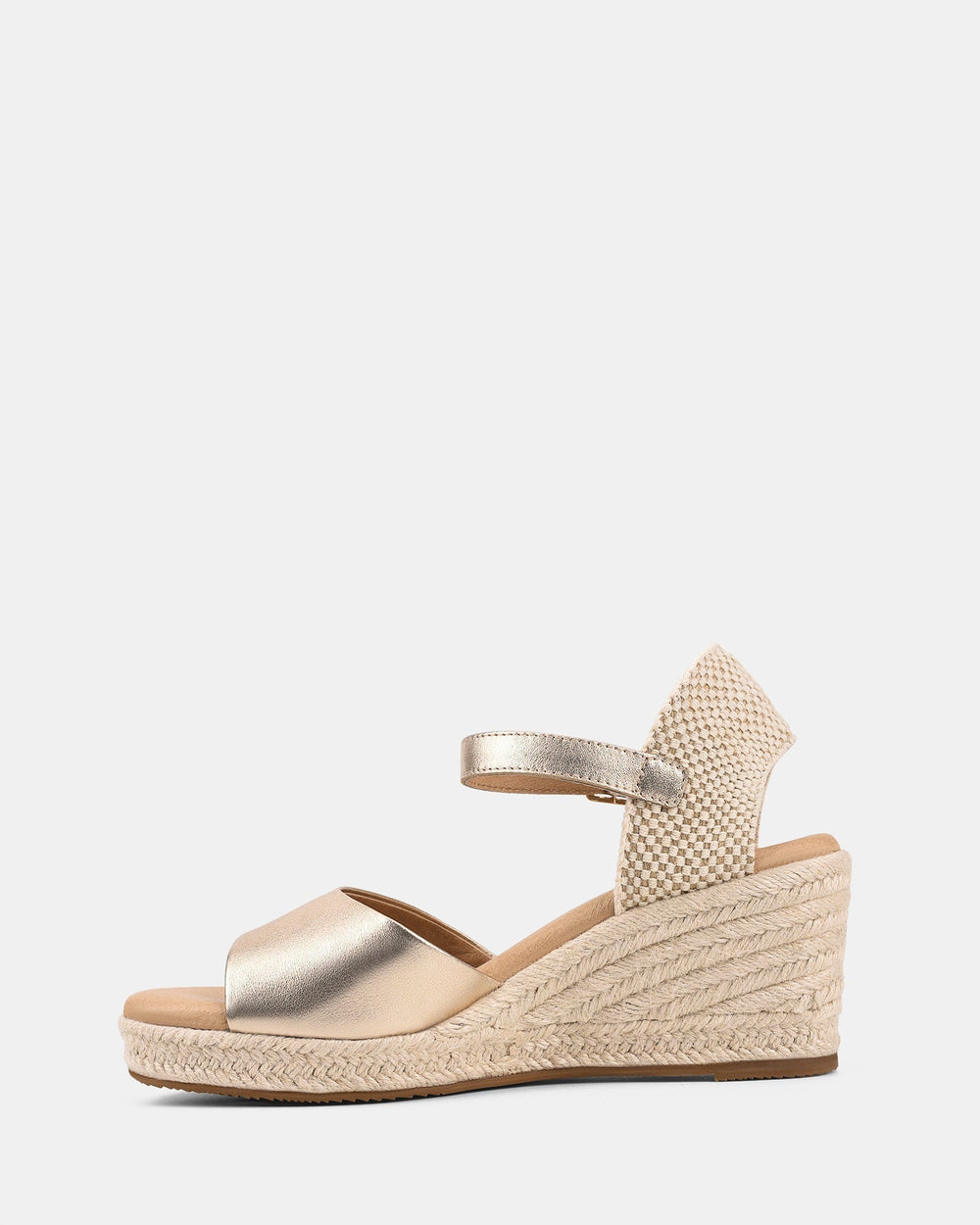 Vue latérale des sandales compensées dorées pour femmes, avec bride avant métallisée et sangle de cheville ajustable. Talon compensé en corde tressée style espadrille, alliant confort et élégance pour un look moderne.