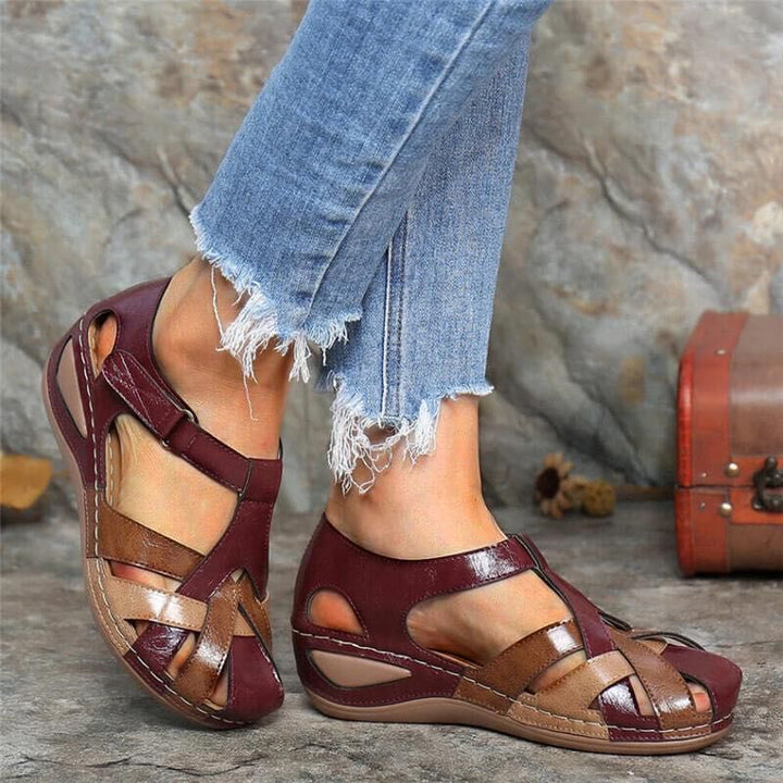 Sandales fermées en cuir bicolore bordeaux et camel, confortables et légères, portées avec un jean, idéales pour la marche quotidienne.