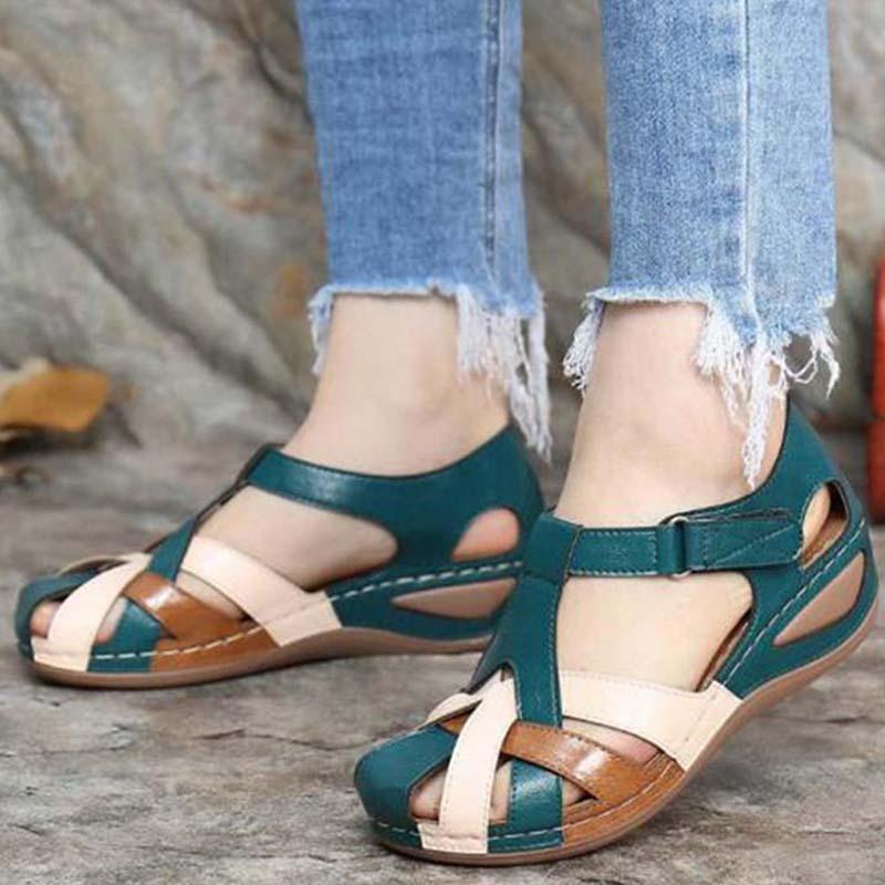 Sandales de marche fermées en cuir bicolore vert canard, beige et camel, style ajouré, confortables et antidérapantes, portées avec un jean.