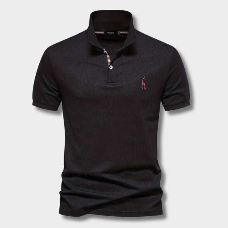 Polo moderne pour homme Sami, noir à manches courtes, avec col structuré, patte de boutonnage et logo brodé discret sur la poitrine, pour un style élégant et contemporain.