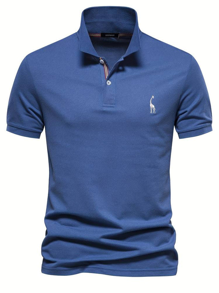 Polo moderne pour homme Sami, bleu élégant à manches courtes, avec col structuré, patte de boutonnage et logo brodé discret sur la poitrine, pour un style moderne et raffiné.