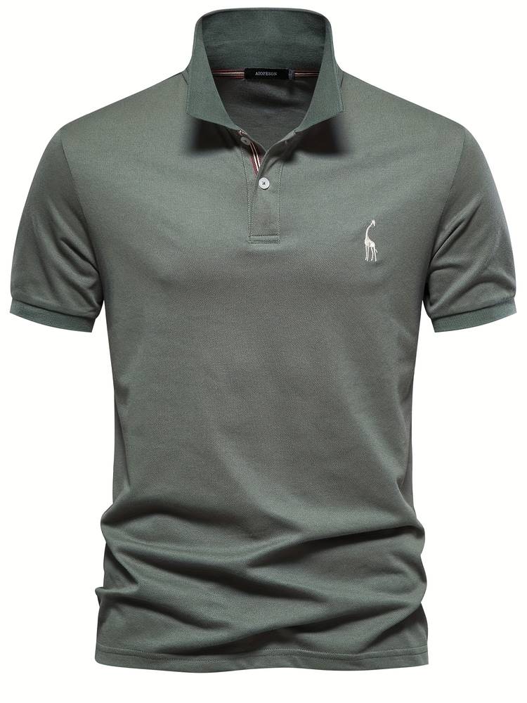 Polo moderne pour homme Sami, vert kaki à manches courtes, avec col structuré, patte de boutonnage et logo brodé discret sur la poitrine, pour un style élégant et contemporain.