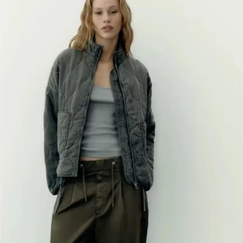 Veste matelassée Saphira d'hiver pour femme, matelassage isolant adaptée aux tenues hivernales tendance.