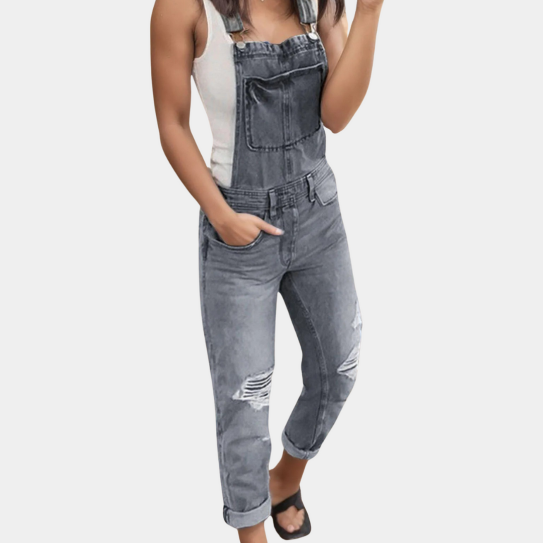 Salopette moderne pour homme en denim gris, avec un design décontracté et des détails déchirés. Parfaite pour un look stylé et confortable au quotidien.