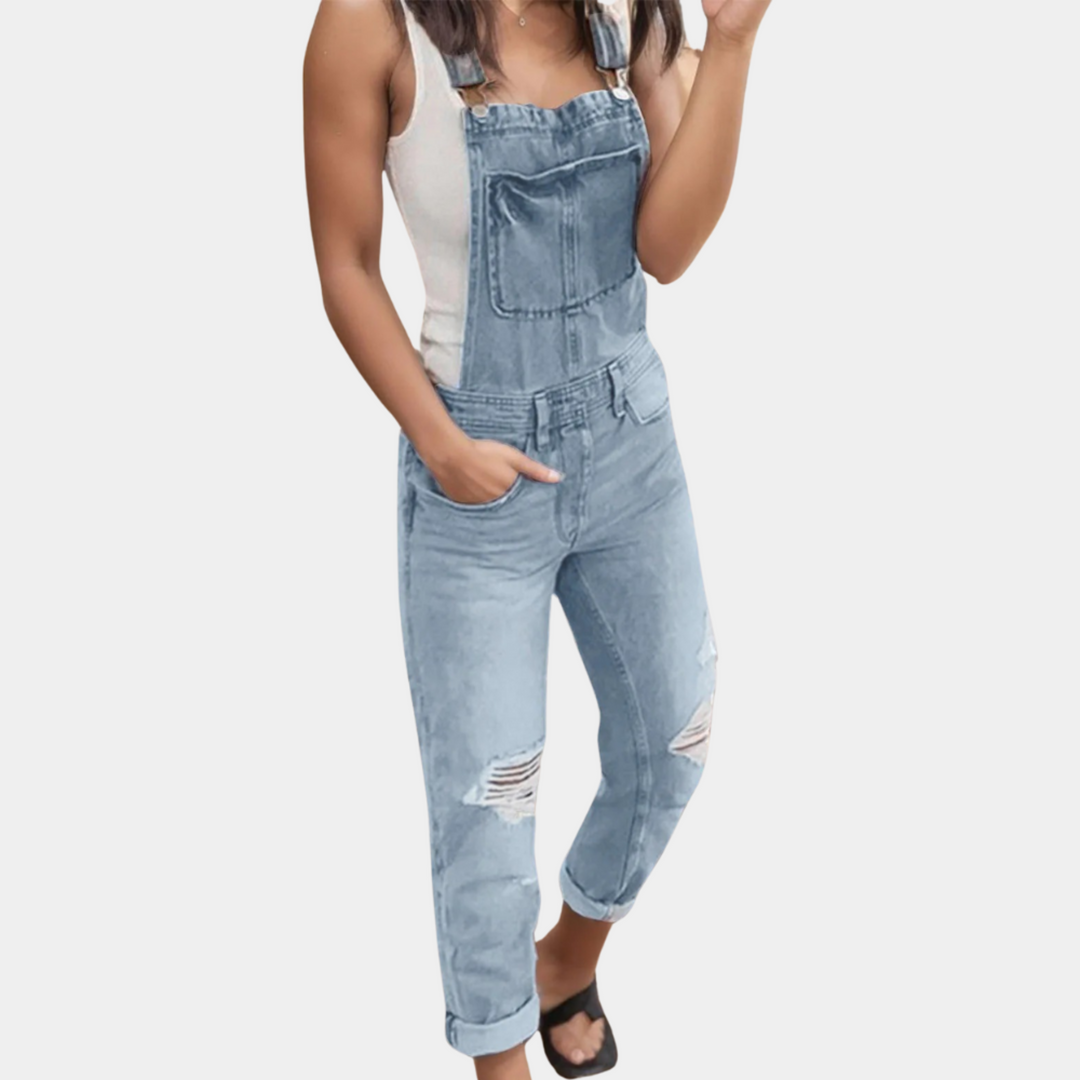 Salopette moderne pour homme en denim bleu clair, avec des détails déchirés et une coupe décontractée. Parfaite pour un look casual et tendance, idéale pour les journées confortables et stylées.