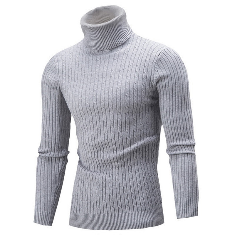 Pull gris clair en maille torsadée avec col roulé épais, coupe ajustée et design élégant pour un look moderne et chaleureux en hiver.