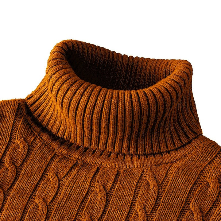 Pull en maille torsadée couleur marron caramel avec col roulé épais, idéal pour un style élégant et une chaleur optimale en hiver.