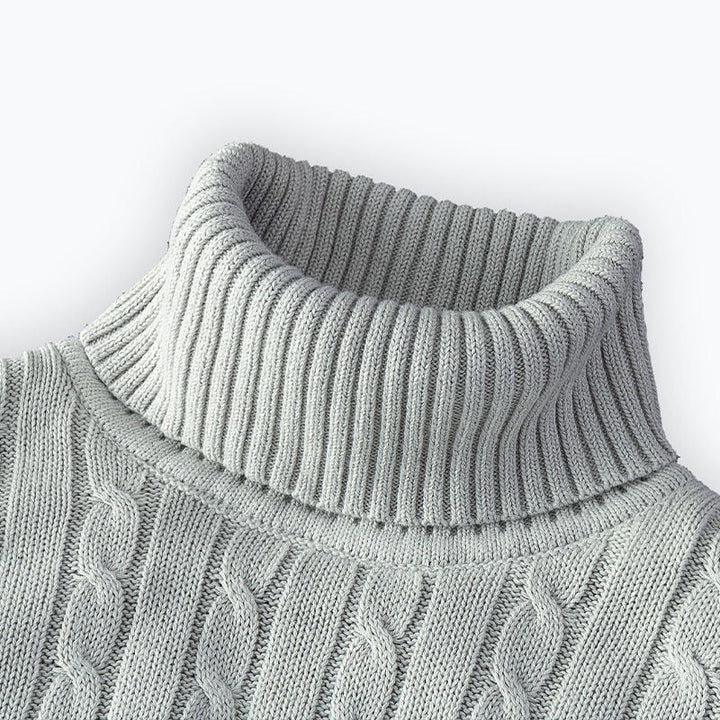 Pull gris clair en maille torsadée avec col roulé côtelé épais, parfait pour un style moderne et une chaleur optimale en hiver.