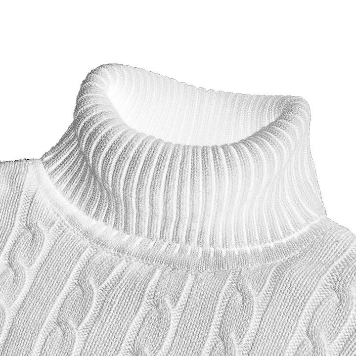 Pull blanc en maille torsadée avec col roulé épais et côtelé, offrant chaleur, confort et élégance pour un look hivernal raffiné.