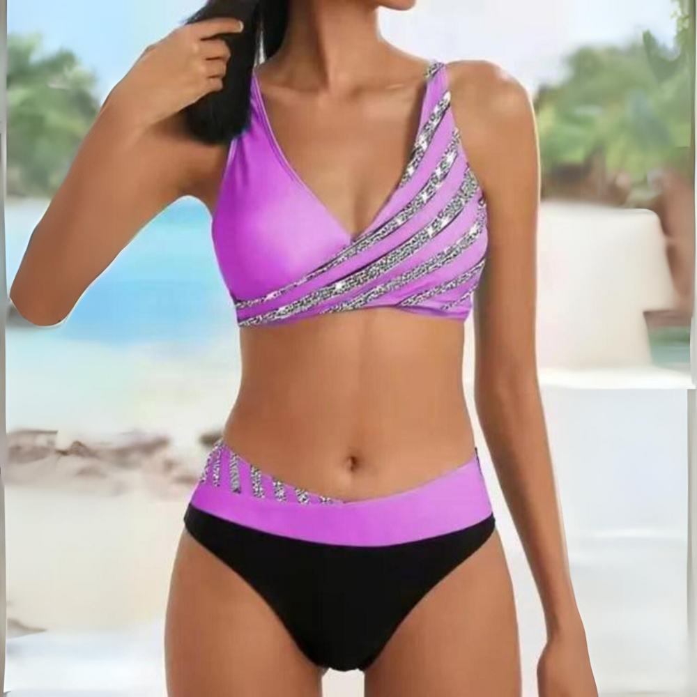 Ensemble bikini violet avec un top croisé orné de bandes scintillantes argentées et une culotte noire assortie. Ce bikini tendance et élégant est parfait pour un look vibrant et chic à la plage ou à la piscine.