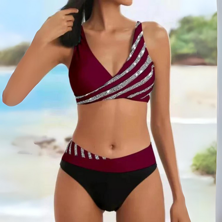 Ensemble bikini sexy avec un top bordeaux à coupe croisée et des détails scintillants argentés, associé à une culotte noire. Parfait pour un look tendance et élégant à la plage ou à la piscine.