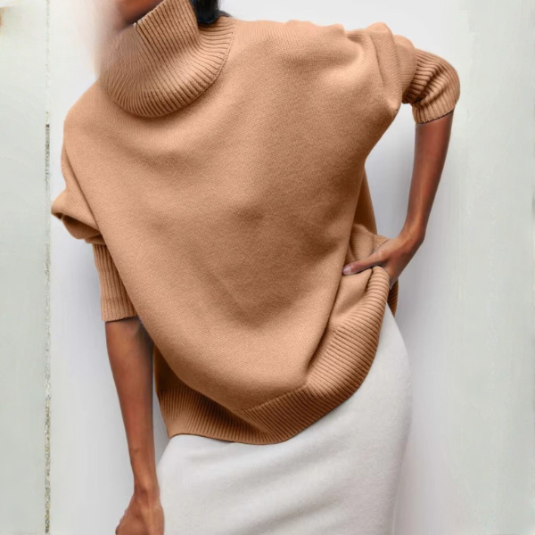 Pull oversize à col roulé pour femme, de couleur Marron, avec des manches courtes et une coupe ample. Le vêtement présente un design moderne, avec un col roulé large et un bas tricoté, créant une silhouette élégante et confortable, parfait pour un look décontracté.