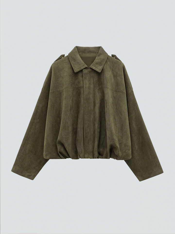 Veste en daim olive au design oversize, avec un col classique, une fermeture éclair centrale et une finition élastiquée au bas, pour un style décontracté et tendance.
