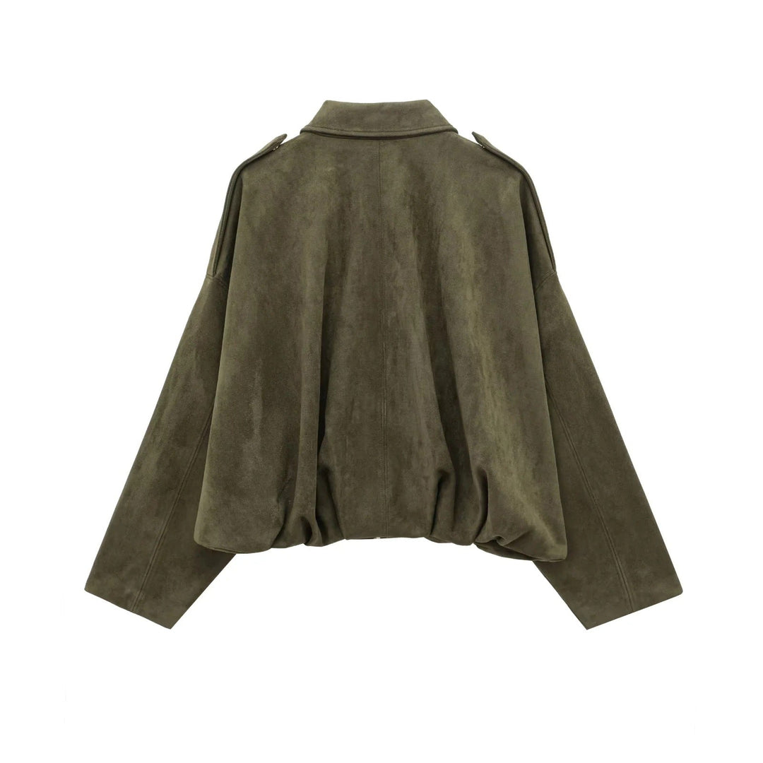 Vue arrière de la veste en daim olive avec une coupe oversize, des épaules légèrement accentuées et une finition élastiquée au bas, pour un look décontracté et tendance.