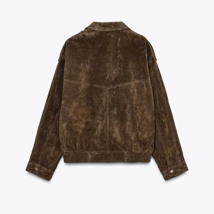 Vue arrière de la veste en daim marron avec une coupe oversize, des manches longues et une finition élastiquée au bas, apportant confort et style au quotidien.