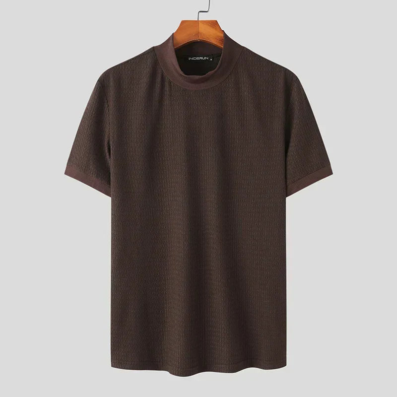 Chemise à manches courtes pour homme Terence, style tendance, en tissu texturé marron foncé, coupe moderne avec col rond, idéale pour un look chic et décontracté au quotidien.