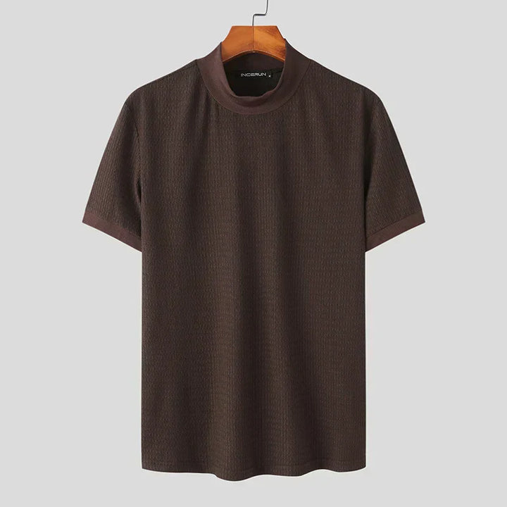 Chemise à manches courtes pour homme Terence, style tendance, en tissu texturé marron foncé, coupe moderne avec col rond, idéale pour un look chic et décontracté au quotidien.