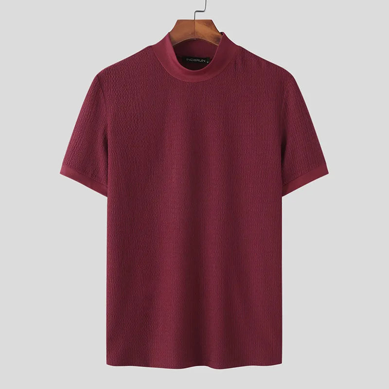 Chemise à manches courtes pour homme Terence, style tendance, en tissu texturé de couleur rouge bordeaux, coupe moderne avec col rond, idéale pour un look élégant et décontracté.