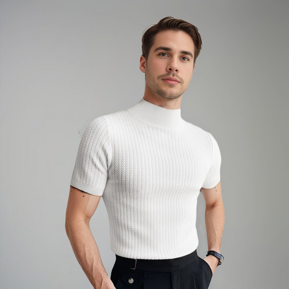Homme portant la chemise à manches courtes Terence, style tendance, en tissu texturé blanc avec col montant, coupe ajustée, parfaite pour un look moderne, élégant et épuré.