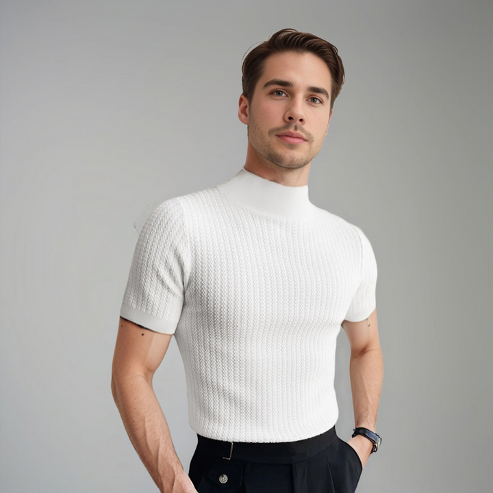 Homme portant la chemise à manches courtes Terence, style tendance, en tissu texturé blanc avec col montant, coupe ajustée, parfaite pour un look moderne, élégant et épuré.