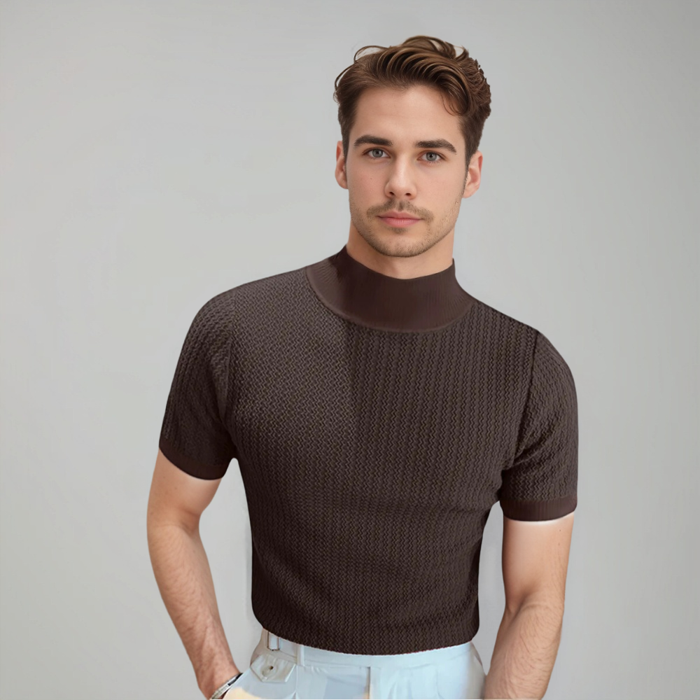 Homme portant la chemise à manches courtes Terence, style tendance, en tissu texturé marron avec col montant, coupe ajustée, parfaite pour un look moderne, élégant et raffiné.