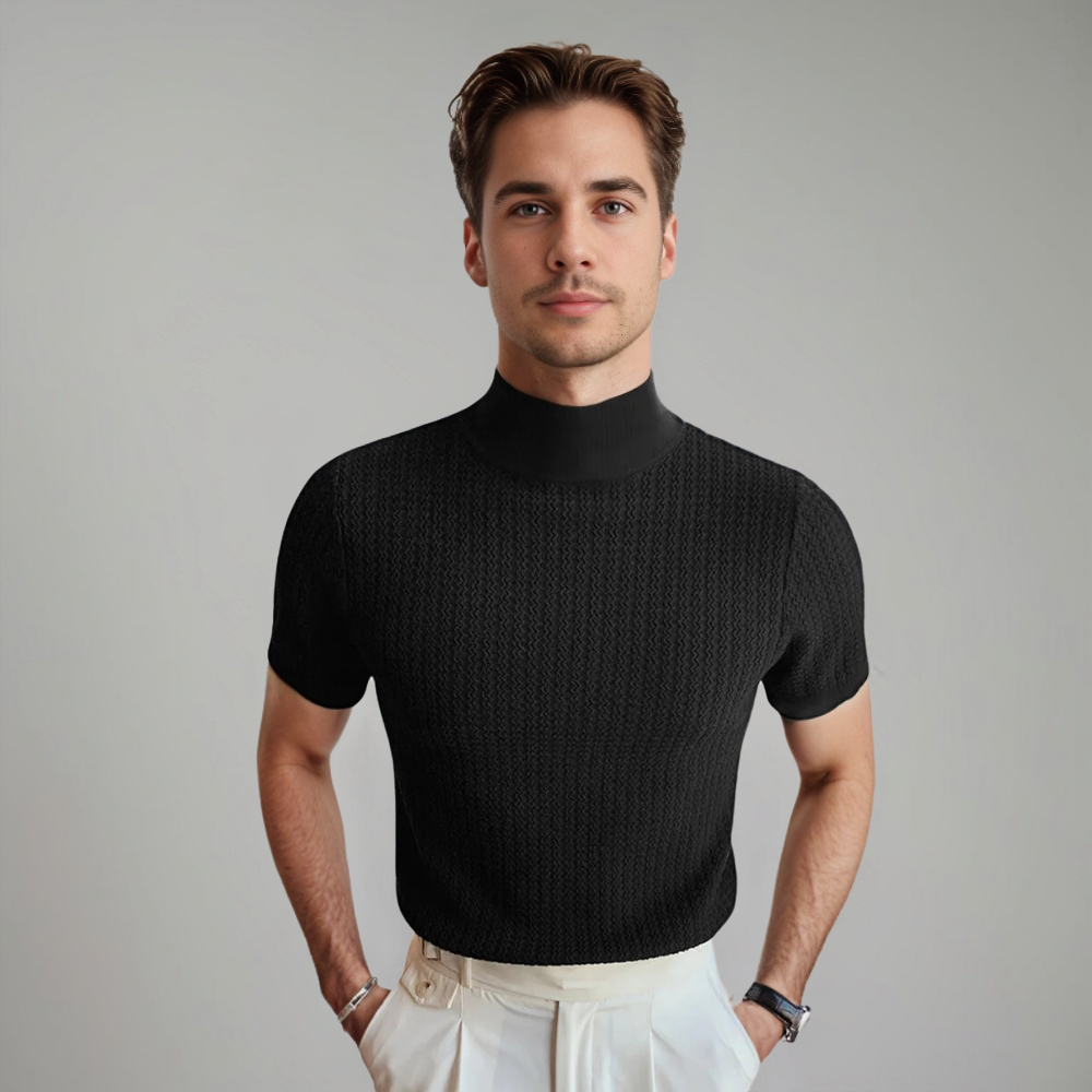 Homme portant la chemise à manches courtes Terence, style tendance, en tissu texturé noir avec col montant, coupe ajustée, idéale pour un look moderne, élégant et sophistiqué.