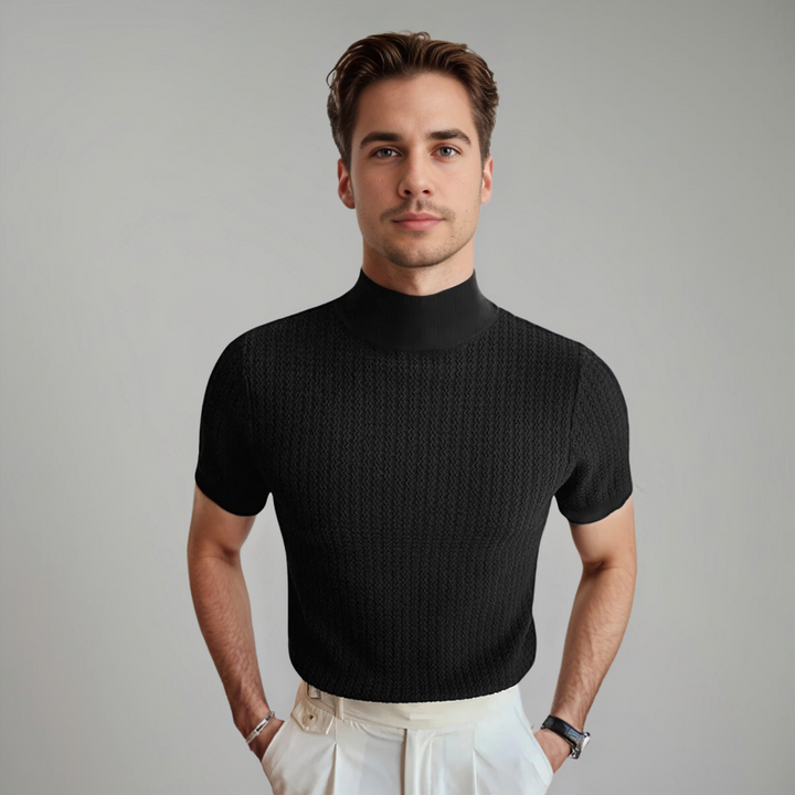 Homme portant la chemise à manches courtes Terence, style tendance, en tissu texturé noir avec col montant, coupe ajustée, idéale pour un look moderne, élégant et sophistiqué.