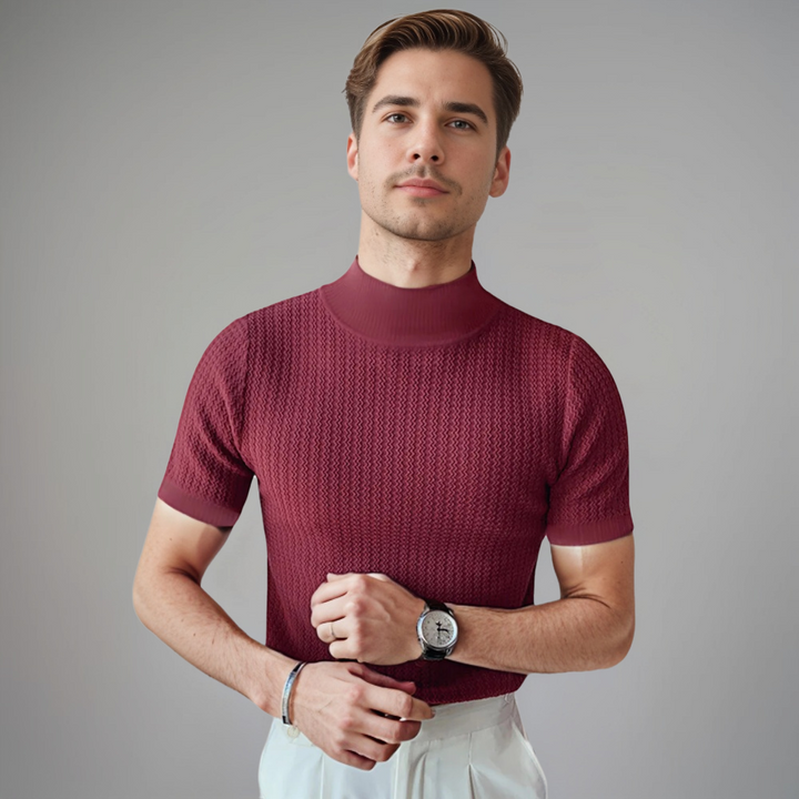 Homme portant la chemise à manches courtes Terence, style tendance, en tissu texturé bordeaux avec col montant, coupe ajustée, idéale pour un look élégant, moderne et raffiné.